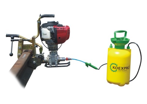 VKM-1K s držákem pro širokopatní kolejnice a s vyplachovacím zařízením